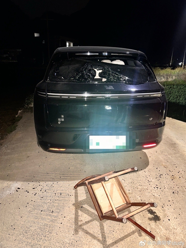理想L7尾窗玻璃遭醉汉砸烂：“行凶”过程被行车记录仪拍下
