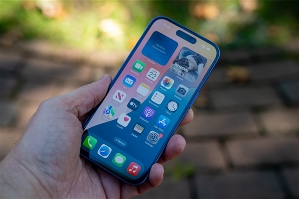 苹果AI有效果：iPhone用户换机周期罕见缩短！